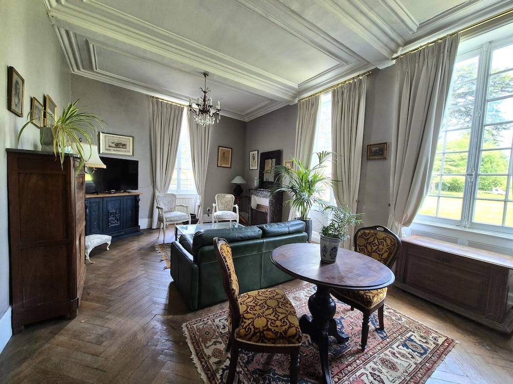 Elegant Chateau Escape for 2 - Nature & Calm