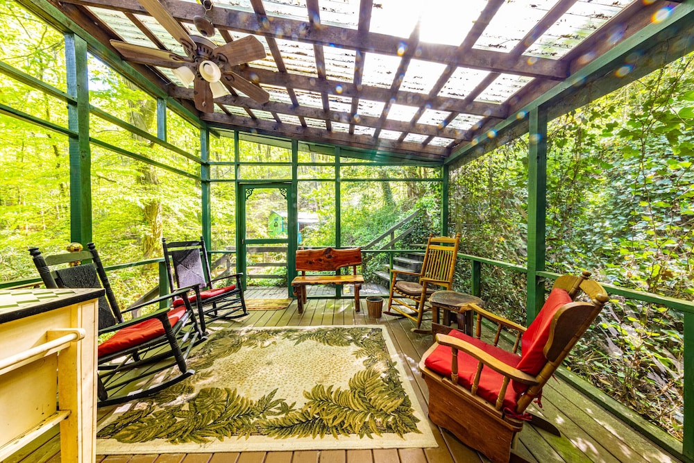 Bear Creek Lodge and Cabins in Helen Ga - Pet Friendly, River on Property, Walking Distance to downtown Helen