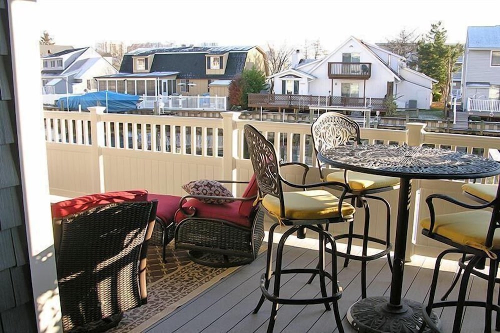 Harbour Club B16 2 Bedroom Condo by RedAwning