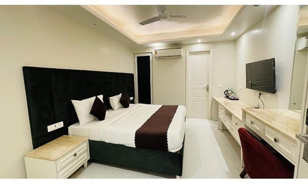 Fabhotel Lands Inn