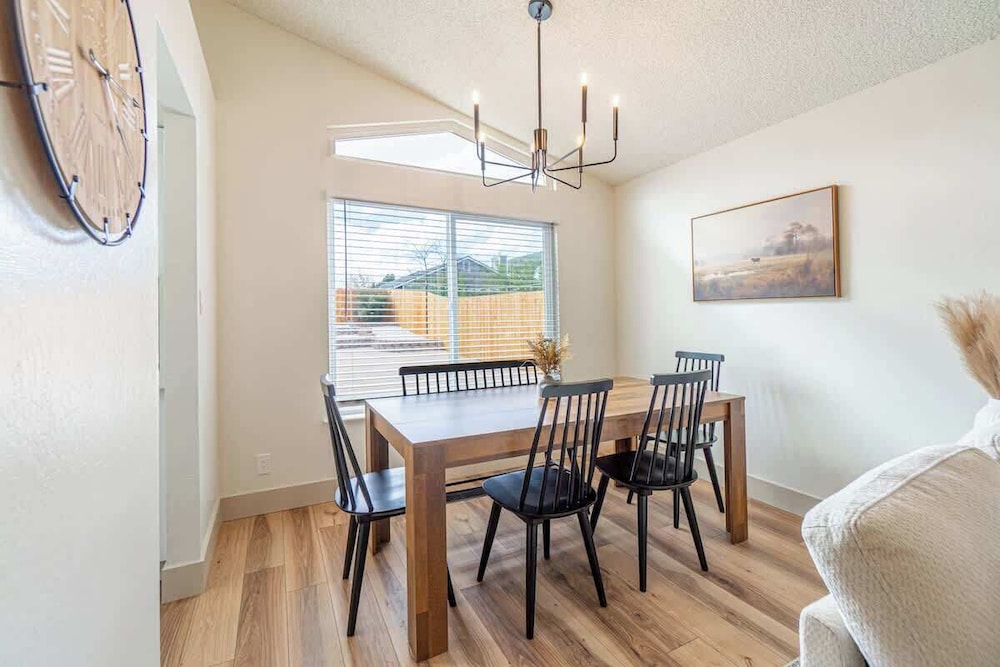 Modern Western Retreat Pet-friendly 4bed/2bath