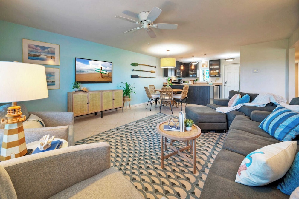 Sleeps 16 2 Beachfront Condos, Pool+pickleball+tennis Island Retreat Complex