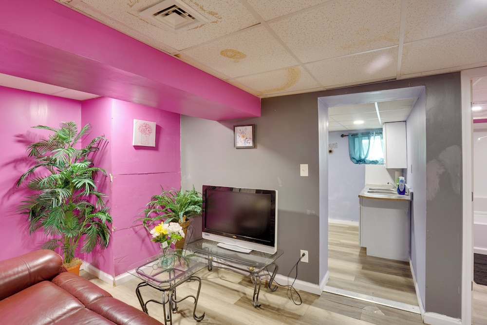 9 Mi to Midtown: Convenient Harrisburg Apt