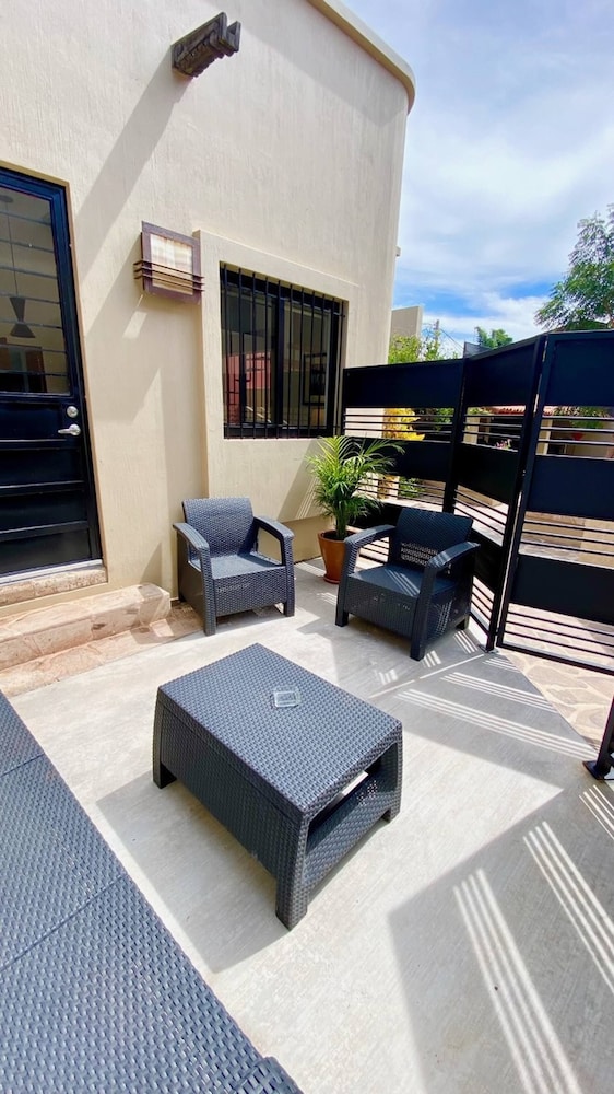 Ajijic Modern 1 Bedroom Guesthouse -patio - BBQ - Bikes - Gym - Pickleball Court