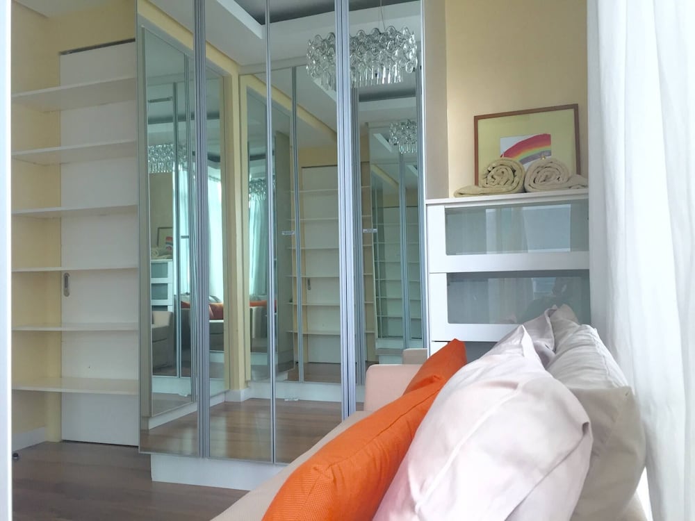 Elegant 2BR Apartment in Upscale Fort BGC Fast Wifi