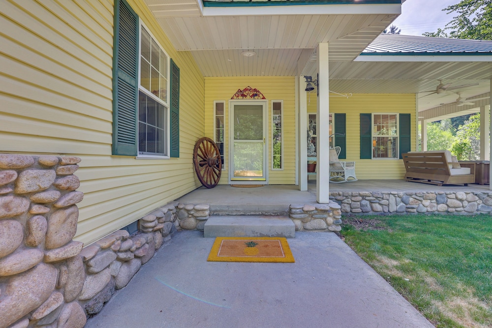 Riverfront & Lake Retreat: 17 Mi to Lucky Peak!