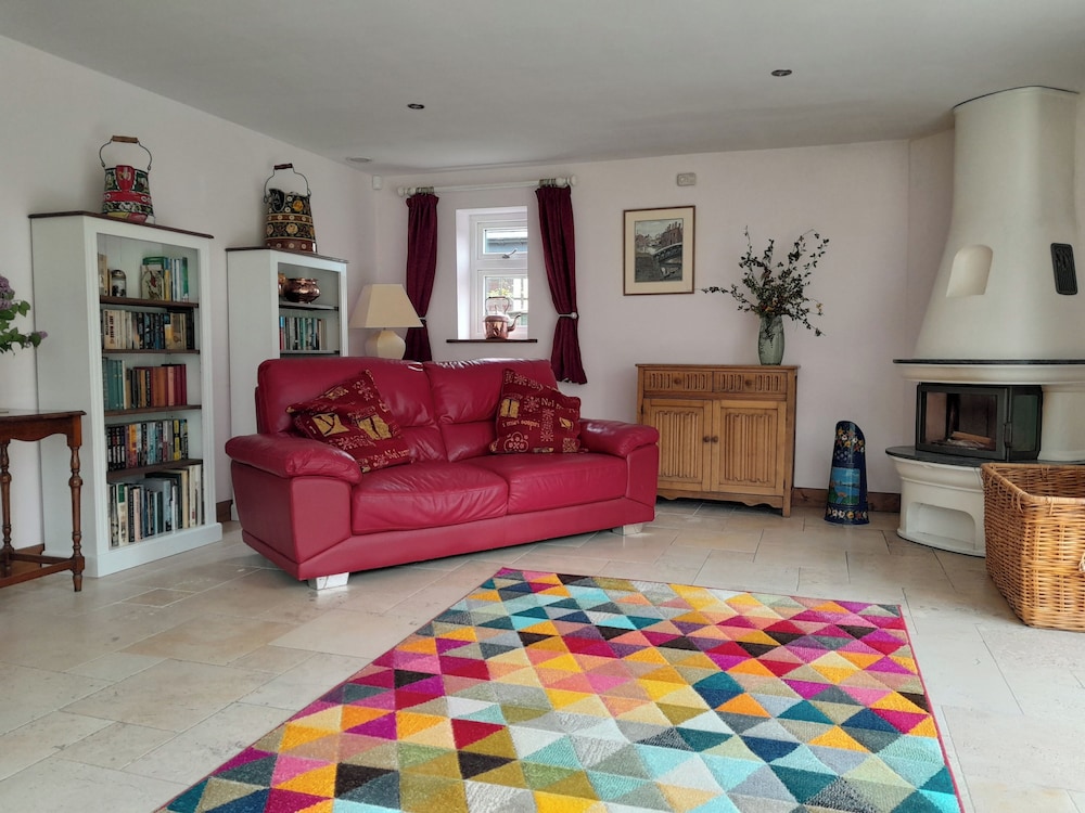Canal-side 5-bed Cottage - Sleeps 10, Pet Friendly