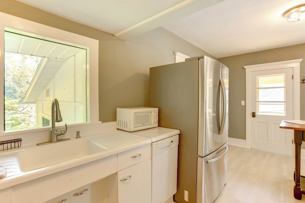 1/2 Mi to Dtwn Frankfort: 'fernhaven' Home w/ Yard