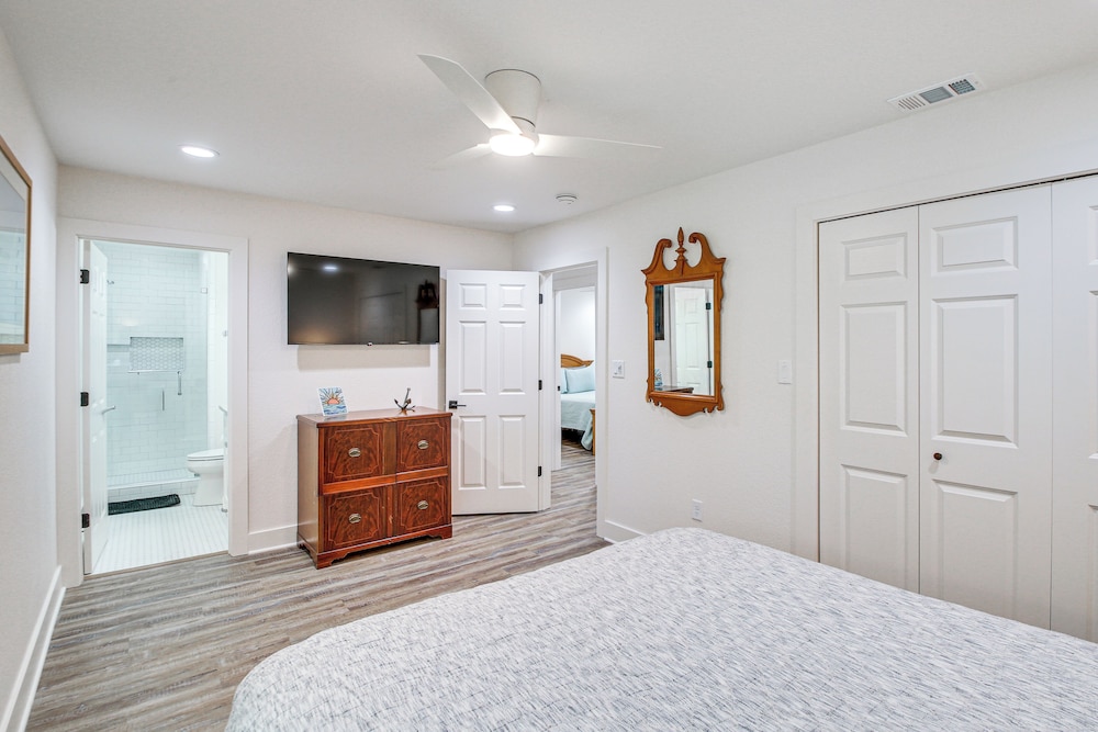 Lake Hamilton Views: Hot Springs Family Home!