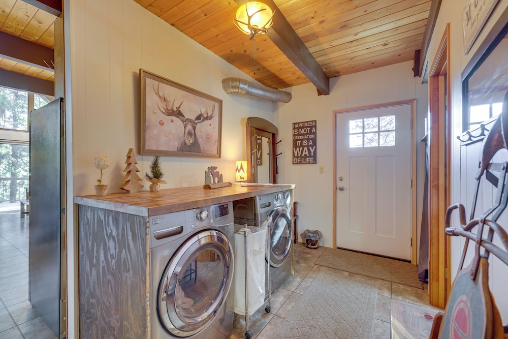 13 Mi to Skiing: Long Barn Family Cabin