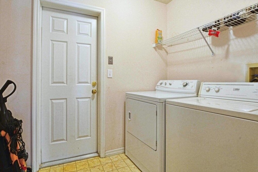 Beautiful Waterfront Home Close To Disney!large Spacious Layout, Pool & Wifi 4 Bedroom Home