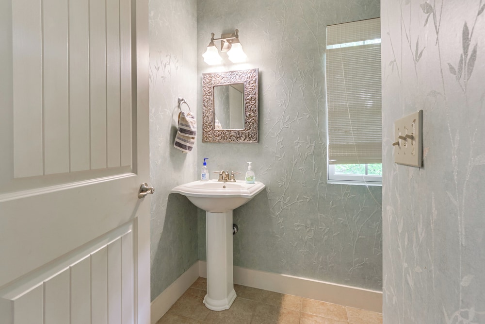 1 Mi to Wisp Resort: Hot Tub Haven in Mchenry!