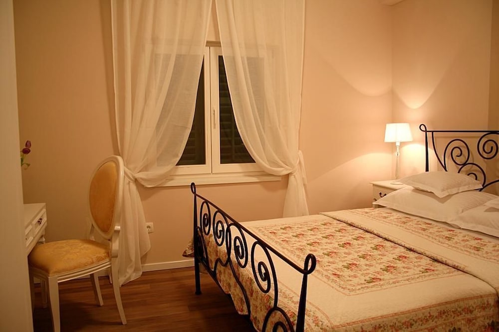 Banica Apartments & Rooms