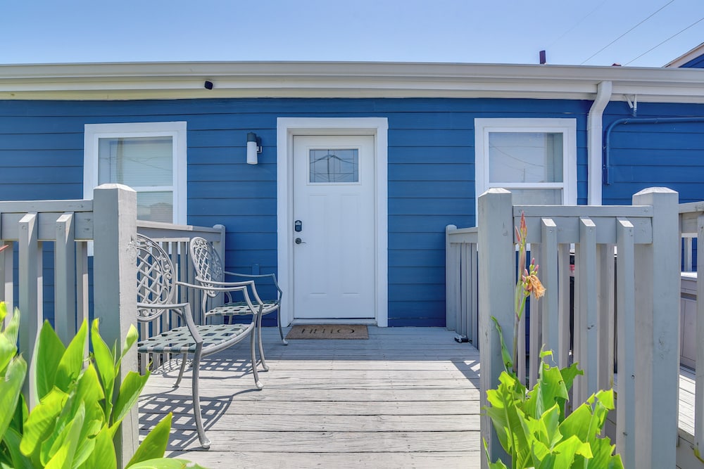 1 Mi to Pleasure Pier: Walkable Home in Galveston