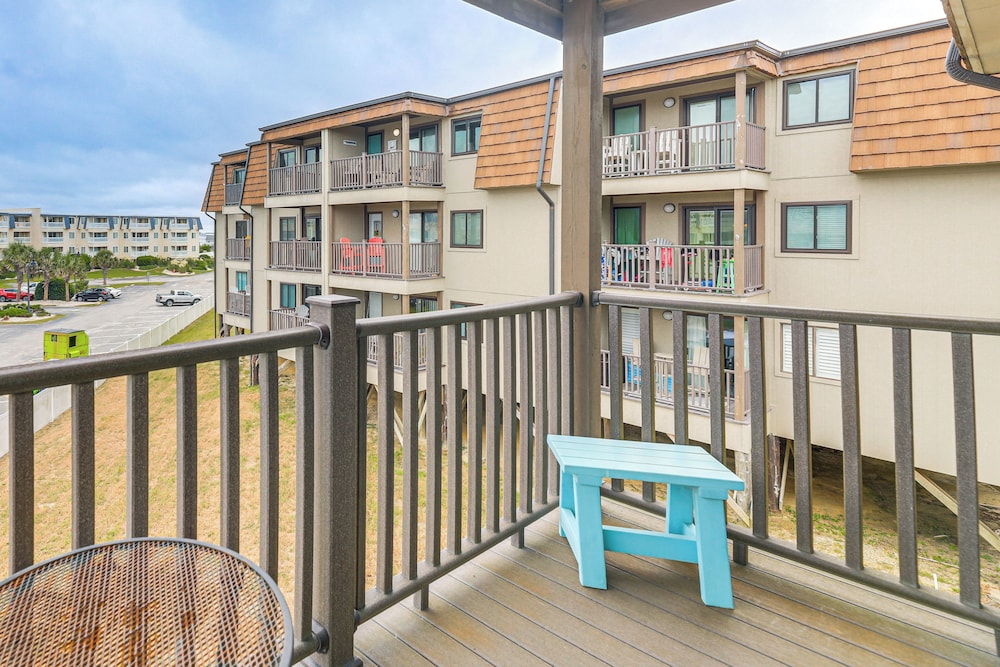 Steps to Sand! Condo w/ 2 Pools in Atlantic Beach