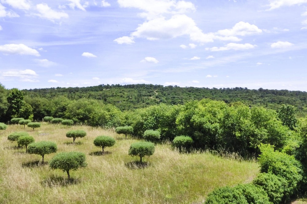 Nice Holiday Home With Private Terrace, Arpaillargues-et-aureillac