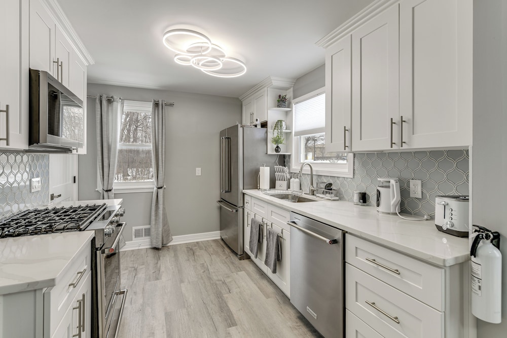 2 Mi to Airport: High-end Cheektowaga Home!
