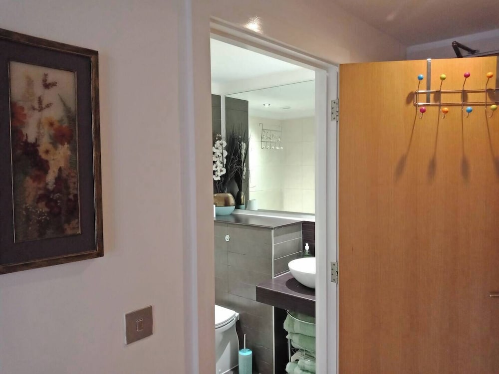 1 Bed Flat - Sleeps 5 - Pets - Garden - Parking