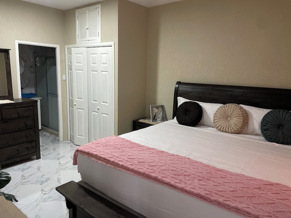 360 Rokview Suites
