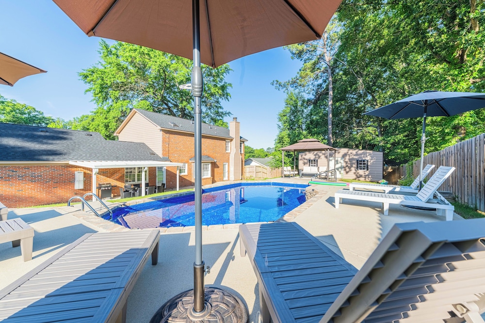 Serene Modern Getaway with Pool&games