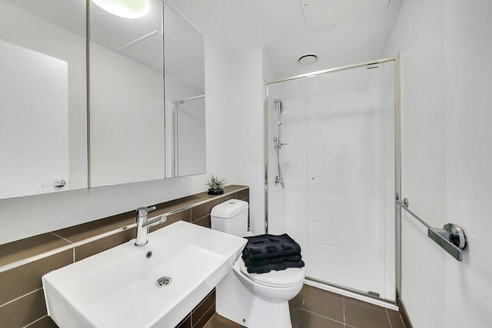 Comfy 2BR Apt Near Southern Cross With City Views