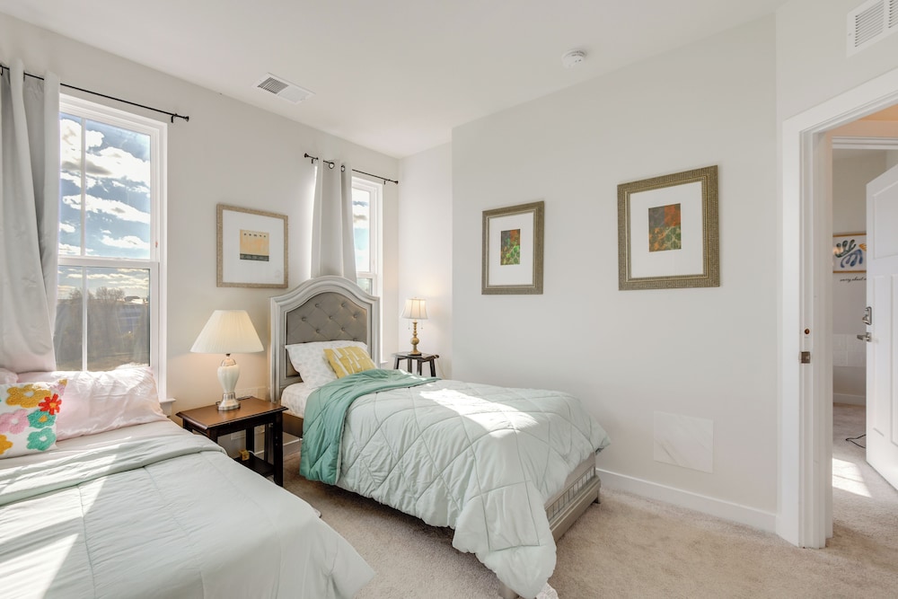 Townhome at Laurel Park: Modern & Spacious Getaway