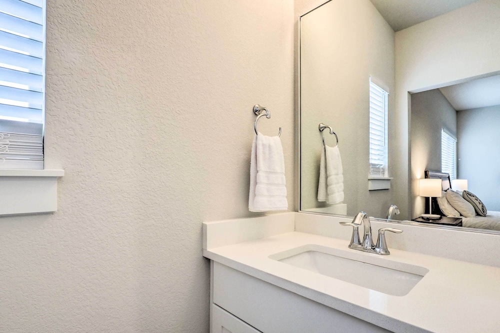 Gorgeous Georgetown Home, Walk to the Square! view 4