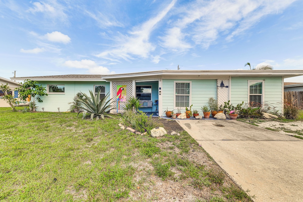 Backyard Hangouts: Bradenton Home Near Dining!