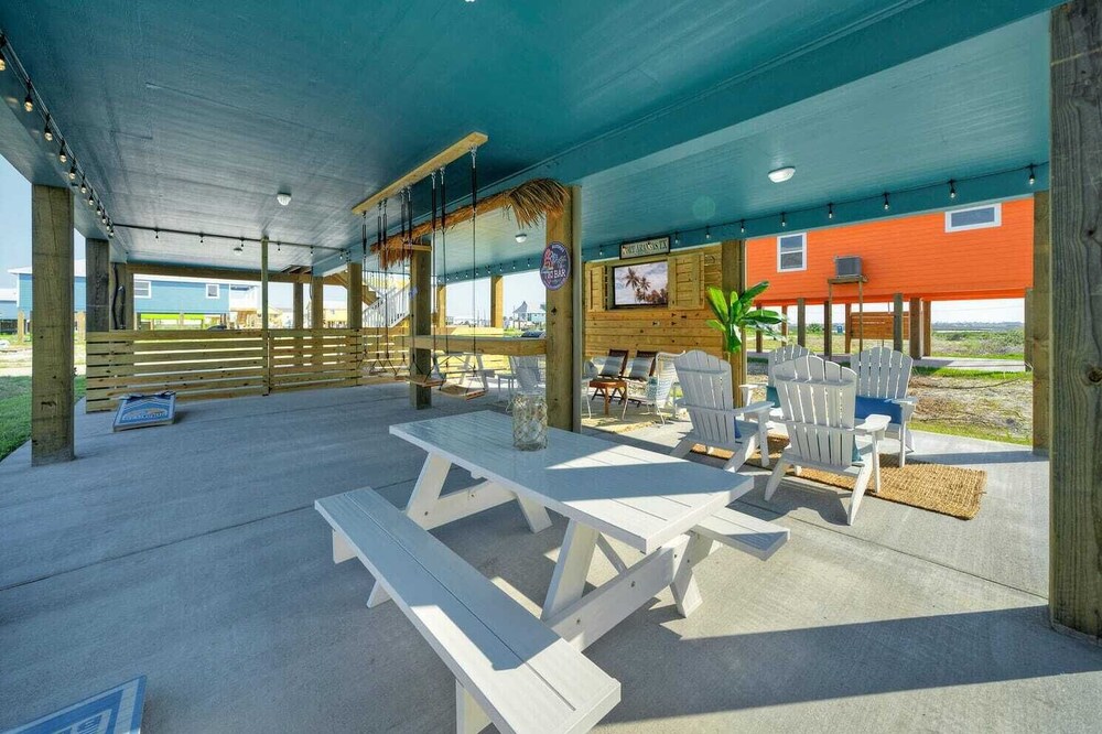 Sleeps 24 2 Homes, Priv Pool, Swing Bar, Patio Lounge Near Nature Preserve