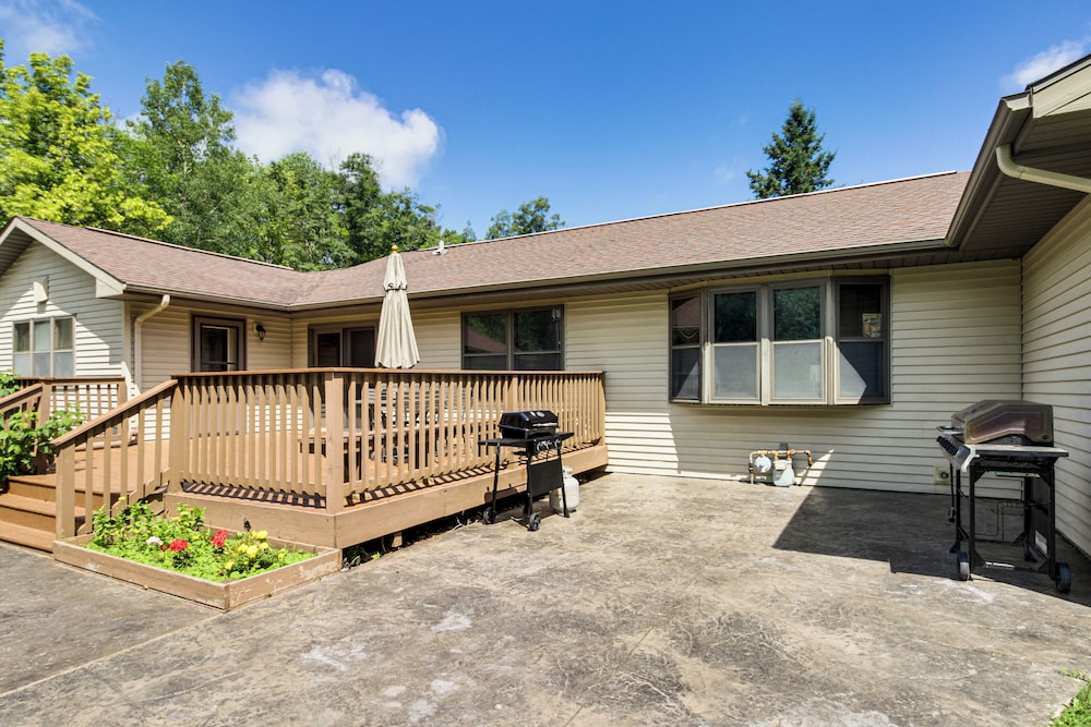 Hot Tub & 2 Recreation Rooms: Spacious Onamia Home