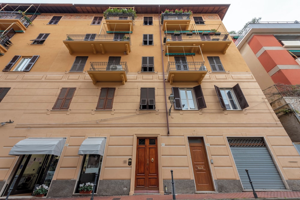 Inviting 2-bed flat near the beach