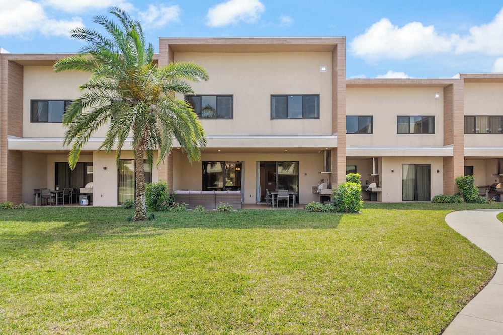 Minutes to Disney Chic Dream Villa With Stunning Patio and Resort Perks