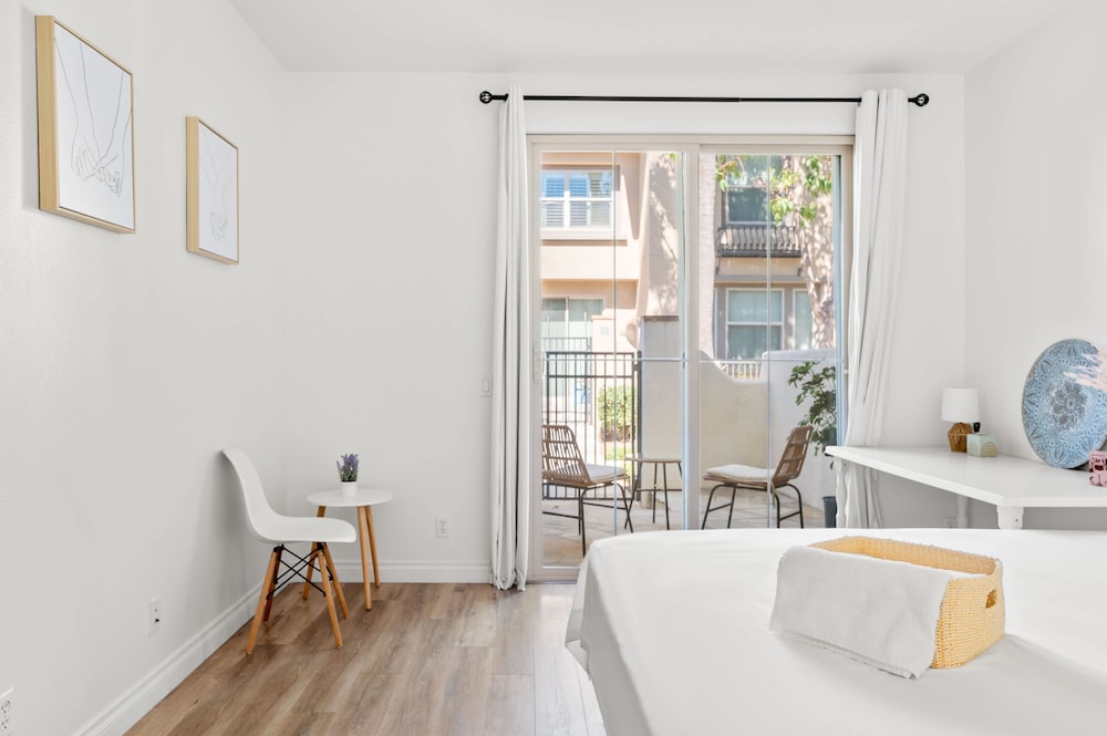 Private Entry Cozy Suite w Patio Bath Kitchenette