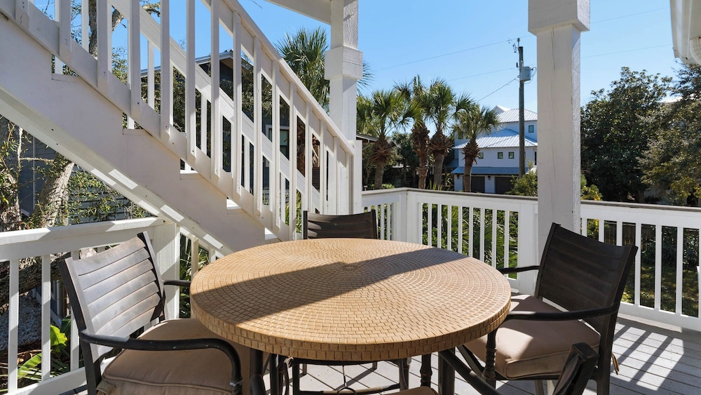 Your Ideal Beach Getaway With Private Pool, Game Room and Close to Beach!