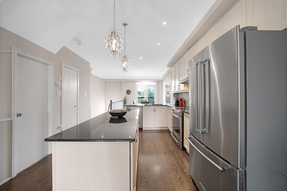 Family-friendly 3BR Mississauga Home w Parking