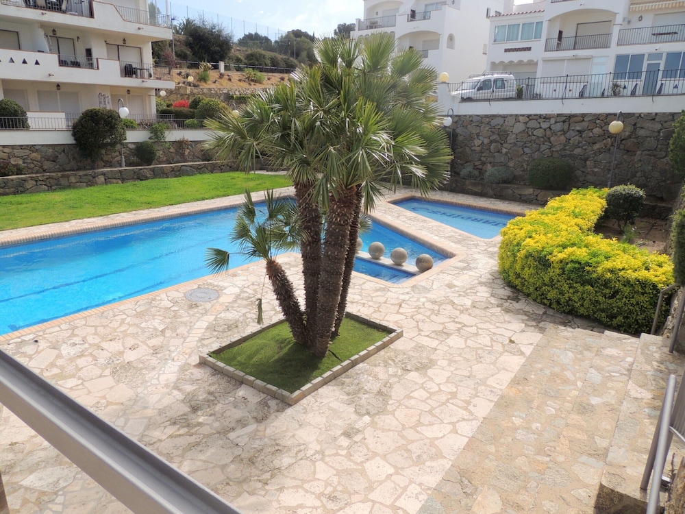 Apartment by Roses Beach With Pool