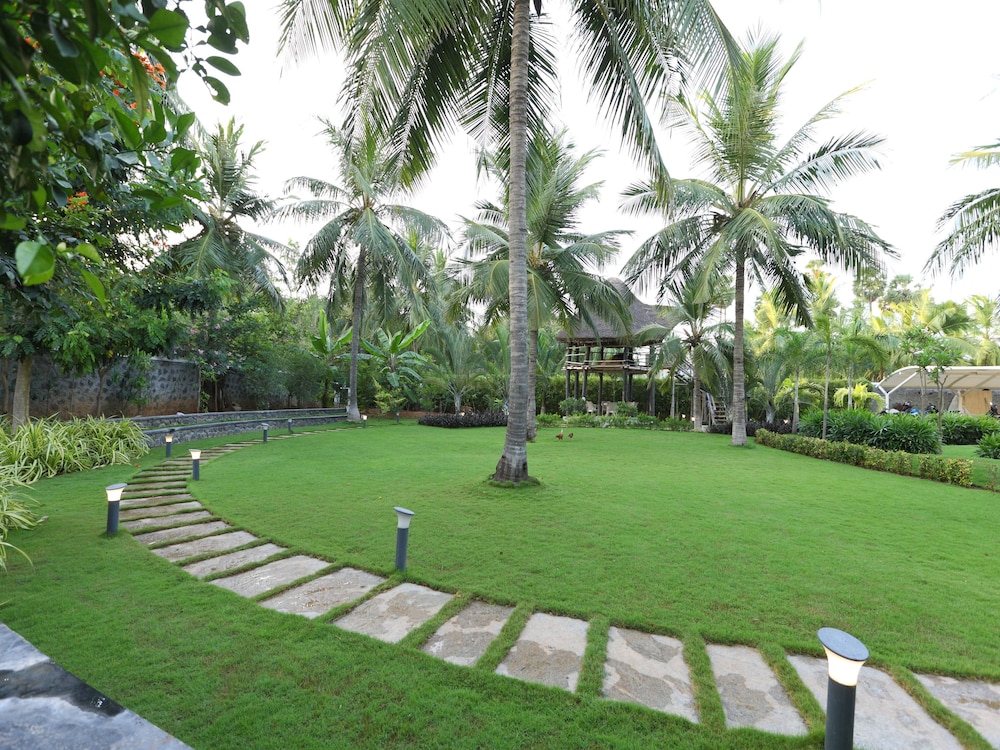 OYO 13820 Coco Retreat Farm