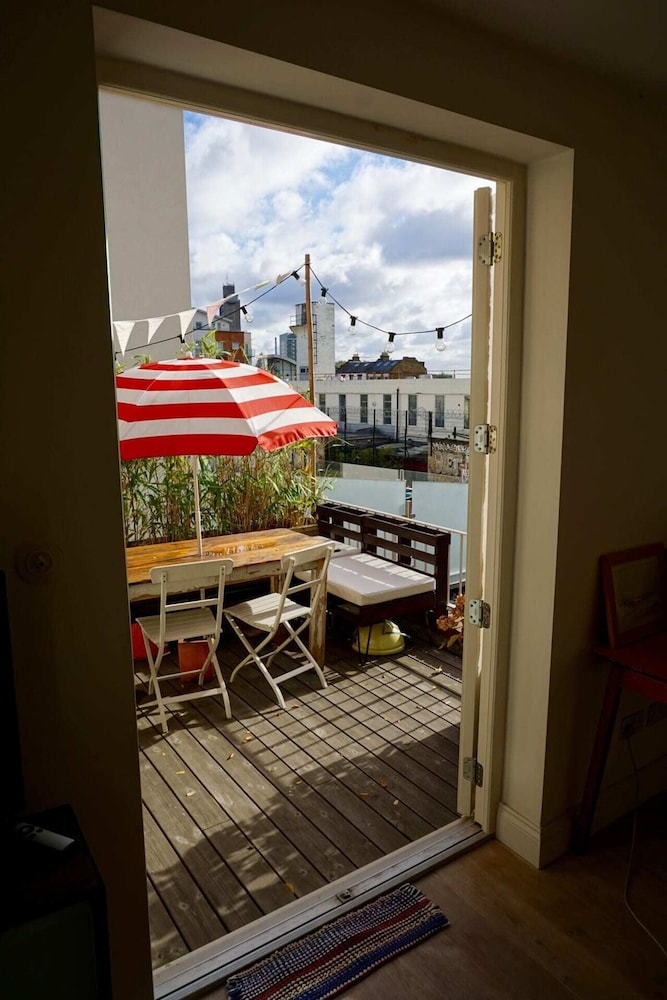 Beautiful Canalside 1-bedroom Flat With Terrace