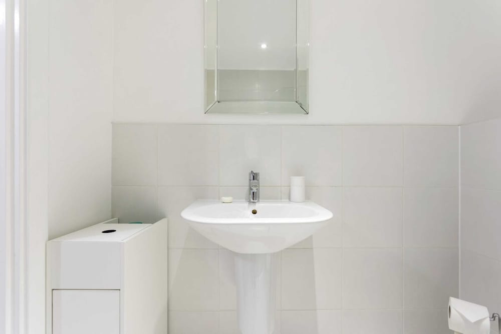 Modern 1 Bedroom Apartment Near Canary Wharf With Balcony