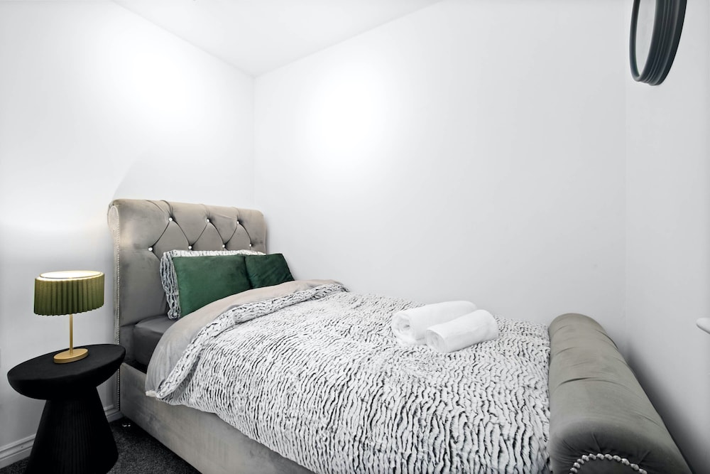 House - Sleeps 6, Garden & Free Parking