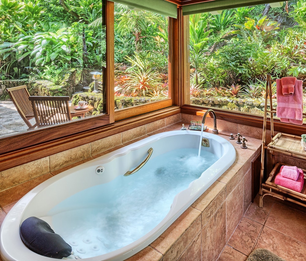 Sea Song in Kilauea With 4 Bedrooms and 6 Bathrooms