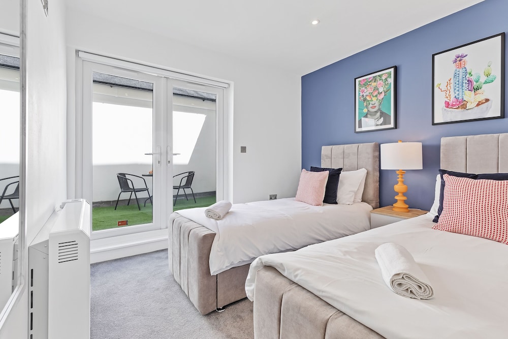 Right On : Bright On Apartment 1C | By My Getaways view 2