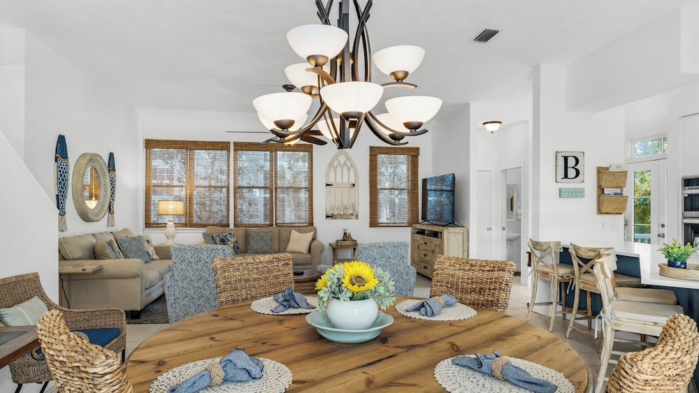 Charming Beach Cottage, 2 Pools and Tennis Access + Free Attraction Tickets!