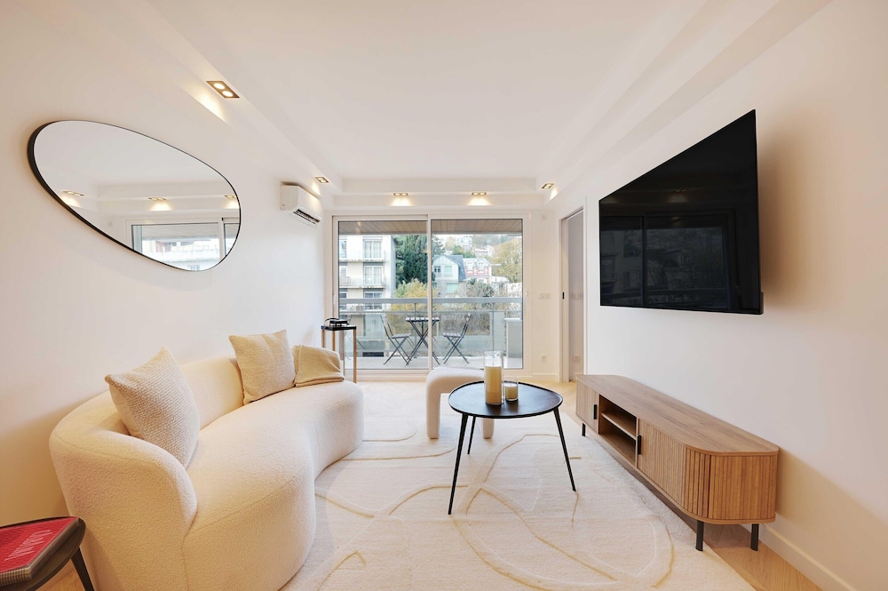 Charming Apt With AC & Balcony