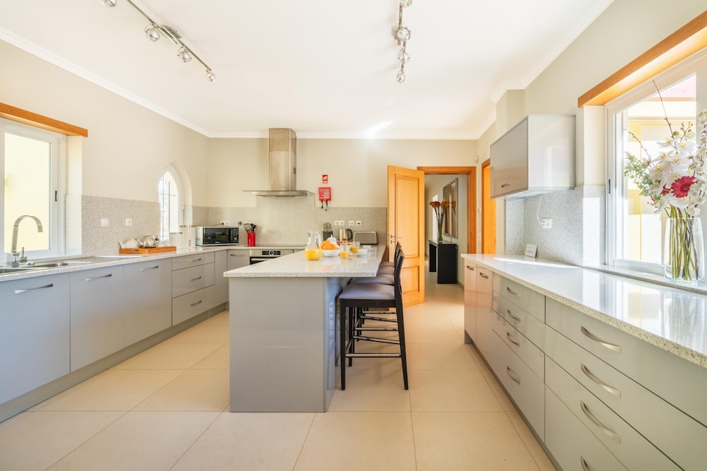 Villa Amarela - Luxurious 4 Bedroom Villa in Lagos