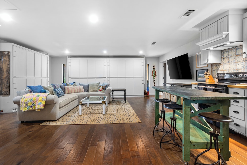 5BR Luxury Home w/ Pool & Wrap-around Porch