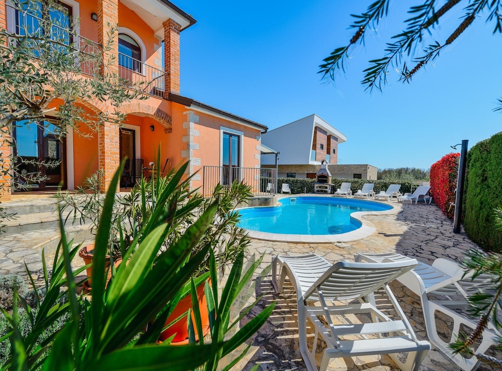 Villa in Visnjan With Private Heated Pool