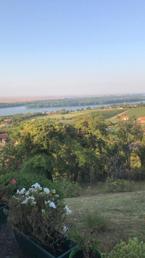 Holiday House in Smederevo With City, Garden, and River Views