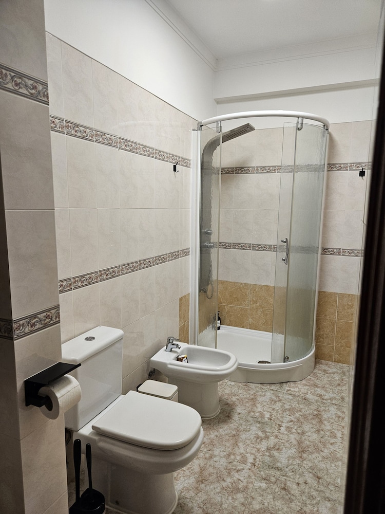 Light Spacious Almada Apartment