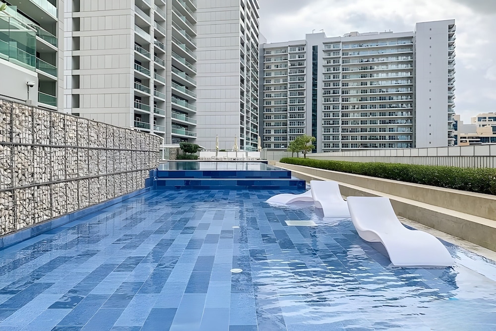 KeyRock - Chic 2BR Escape with Pool